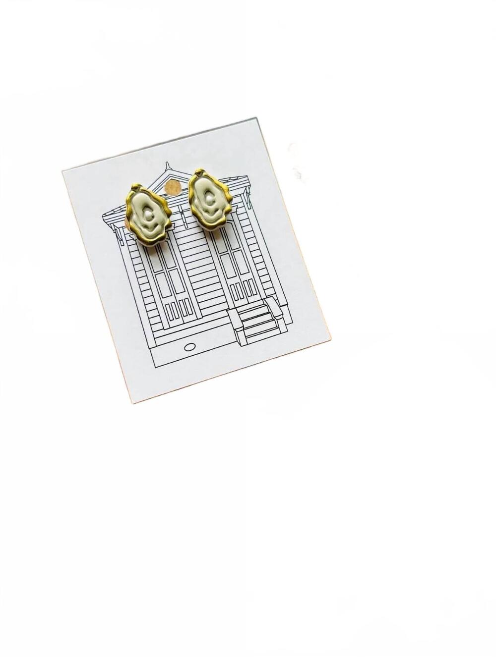 NEW SANDY + RIZZO women's oyster stud earrings in gold